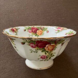 Royal Albert Old Country Roses Bone China 1962 Fluted bowl